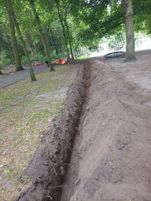 gleuf graven naast bomen